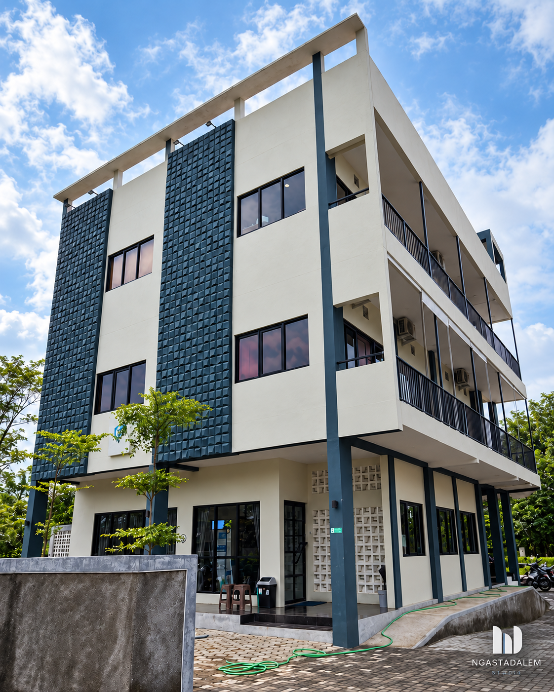 Visualisasi 3D fasad gedung kantor modern di Kalasan Sleman dengan curtain wall kaca tempered dan kanopi baja